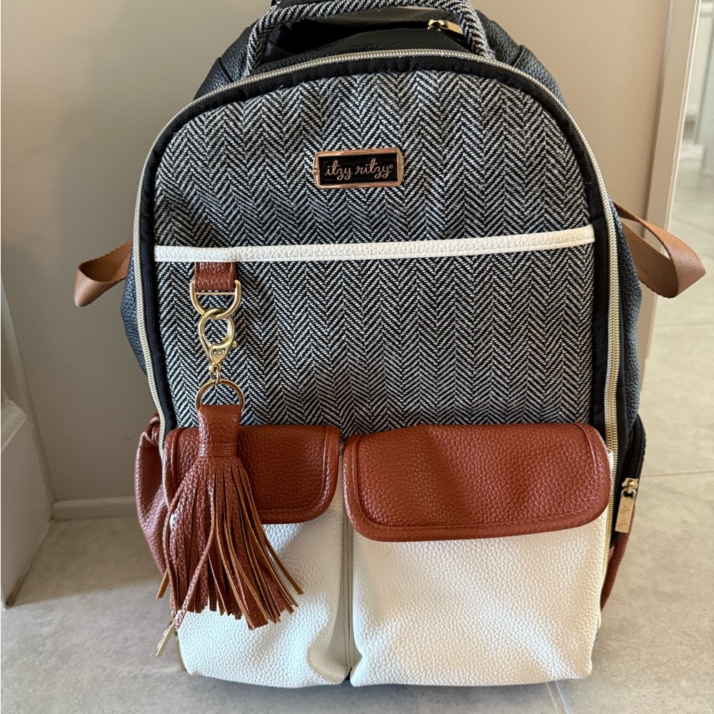 Stylish Herringbone Backpack With Brown Accents - image 5